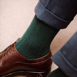 Chaussettes vert foncé/vert pin en 85% cachemire de la marque Mazarin. Modèle mi-bas (hautes) pour homme et femme , pointures du 36 au 45. Chaussettes d'hiver très confortables, épaisses, chaudes et douces. 