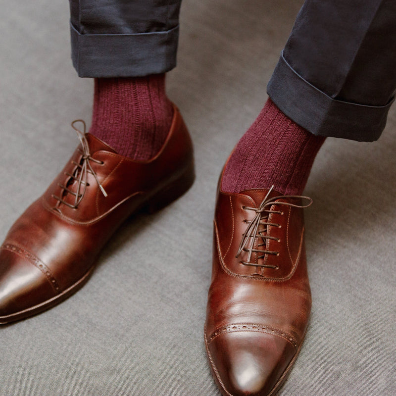 Chaussettes en 85% cachemire couleur vin (bordeaux foncé) à côtes, épaisses, chaudes et douces. Modèles de mi-bas (hautes) idéales pour l'hiver. Chaussettes pour homme et pour femme, pointures du 36 au 45.
