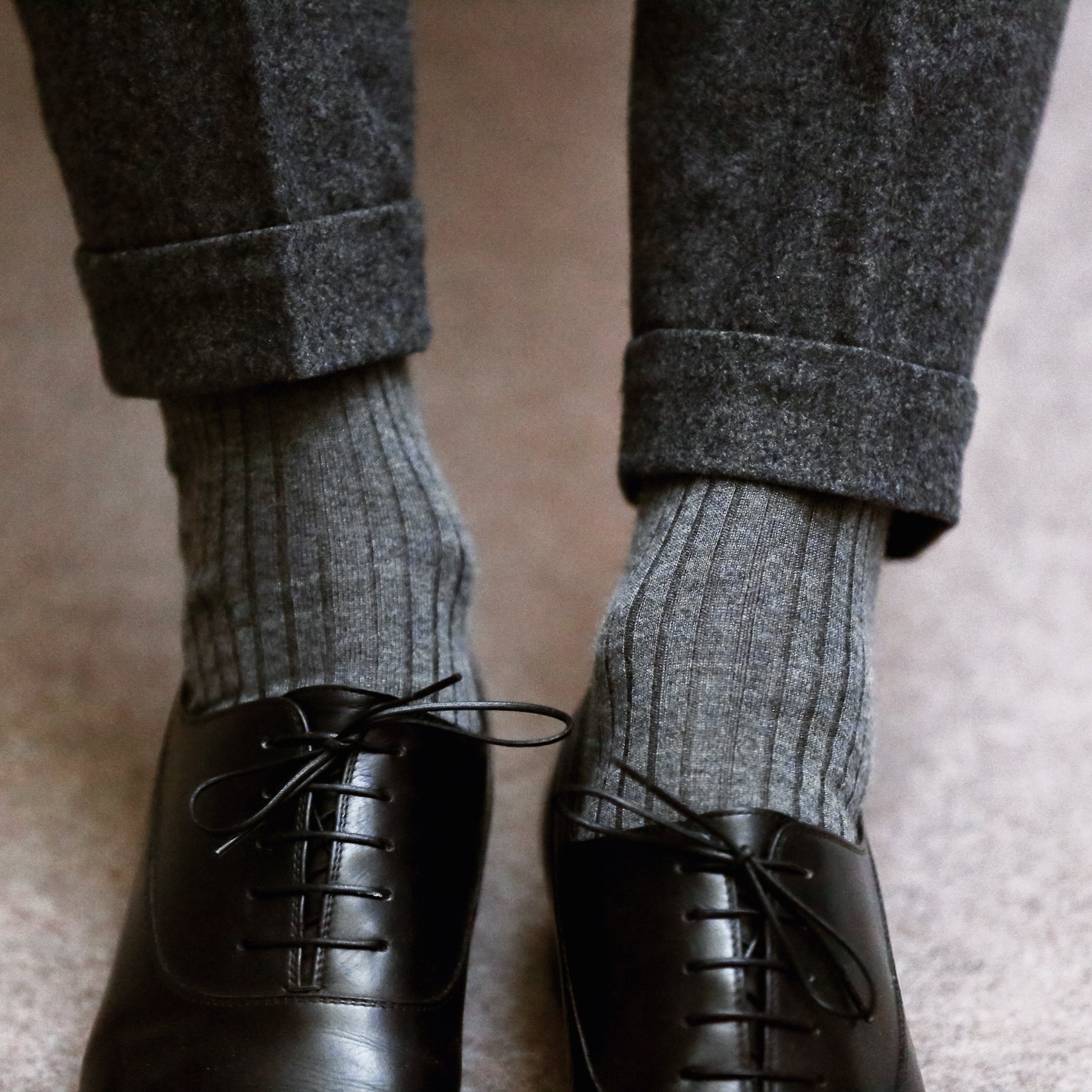 Chaussettes gris moyen en 70% cachemire et 30% soie, de la marque Mazarin et fabriquées en Italie. Modèle mi-mollet (court) pour homme et femme, idéale pour l'hiver car elles sont douces, épaisses et très fines (parfaites pour les chaussures de ville). Pointures : du 36 au 49.