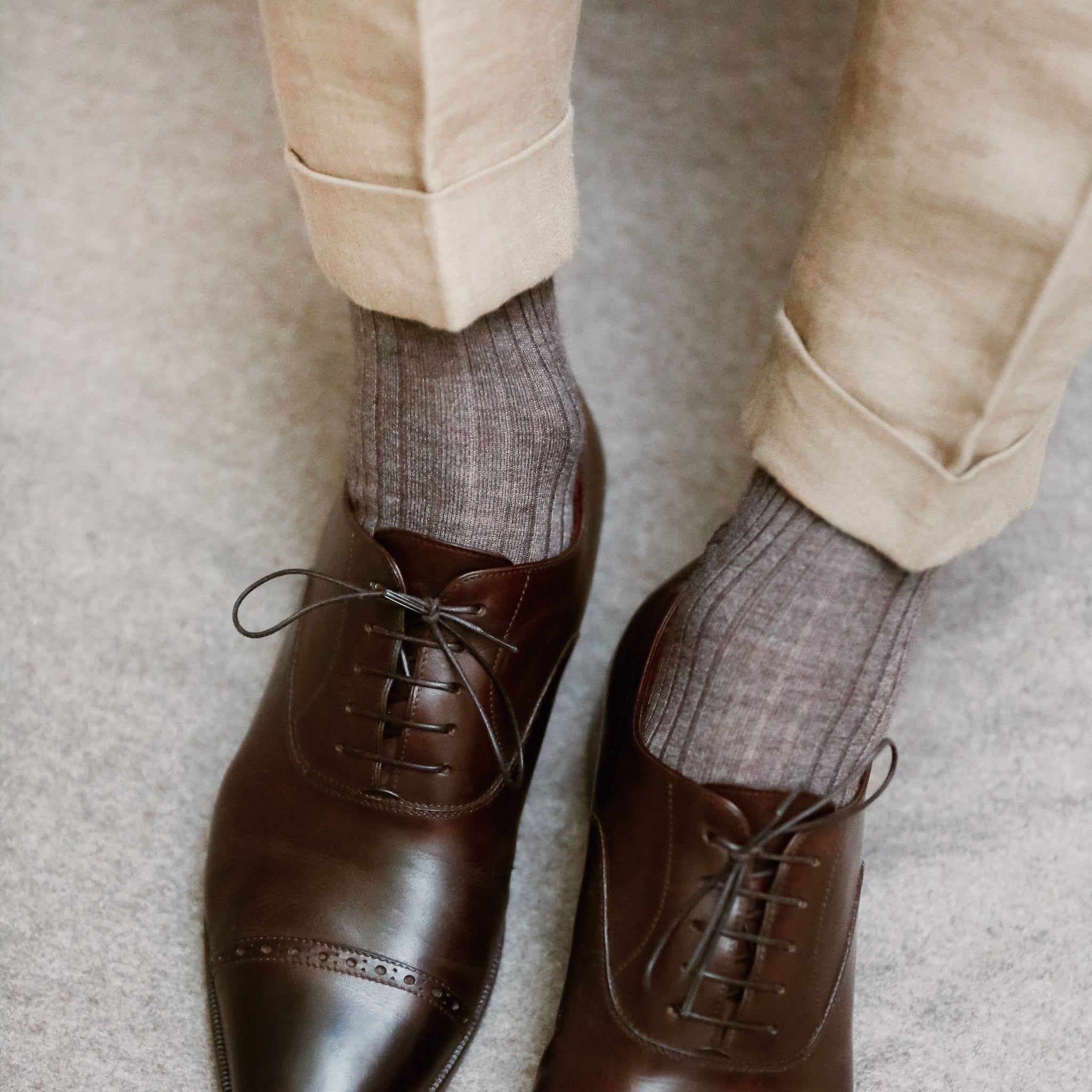Chaussettes taupe foncé d'hiver en 70% cachemire et 30% Soie. Modèle mi-mollet (court) pour homme et femme de la marque Mazarin, fabriqué en Italie. Chaussettes d'hiver très chaudes fines et douces, idéales à porter dans des chaussures de ville. Pointures : du 36 au 45.