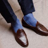 Chaussettes bleu acier ou bleu ciel en cachemire et soie de la marque Mazarin. Modèles de chaussettes mi-bas (hautes) pour homme et pour femme. Pointures du 36 au 45. Idéales à porter en hiver dans des chaussures de villes, elles sont fines, douces et chaudes. 