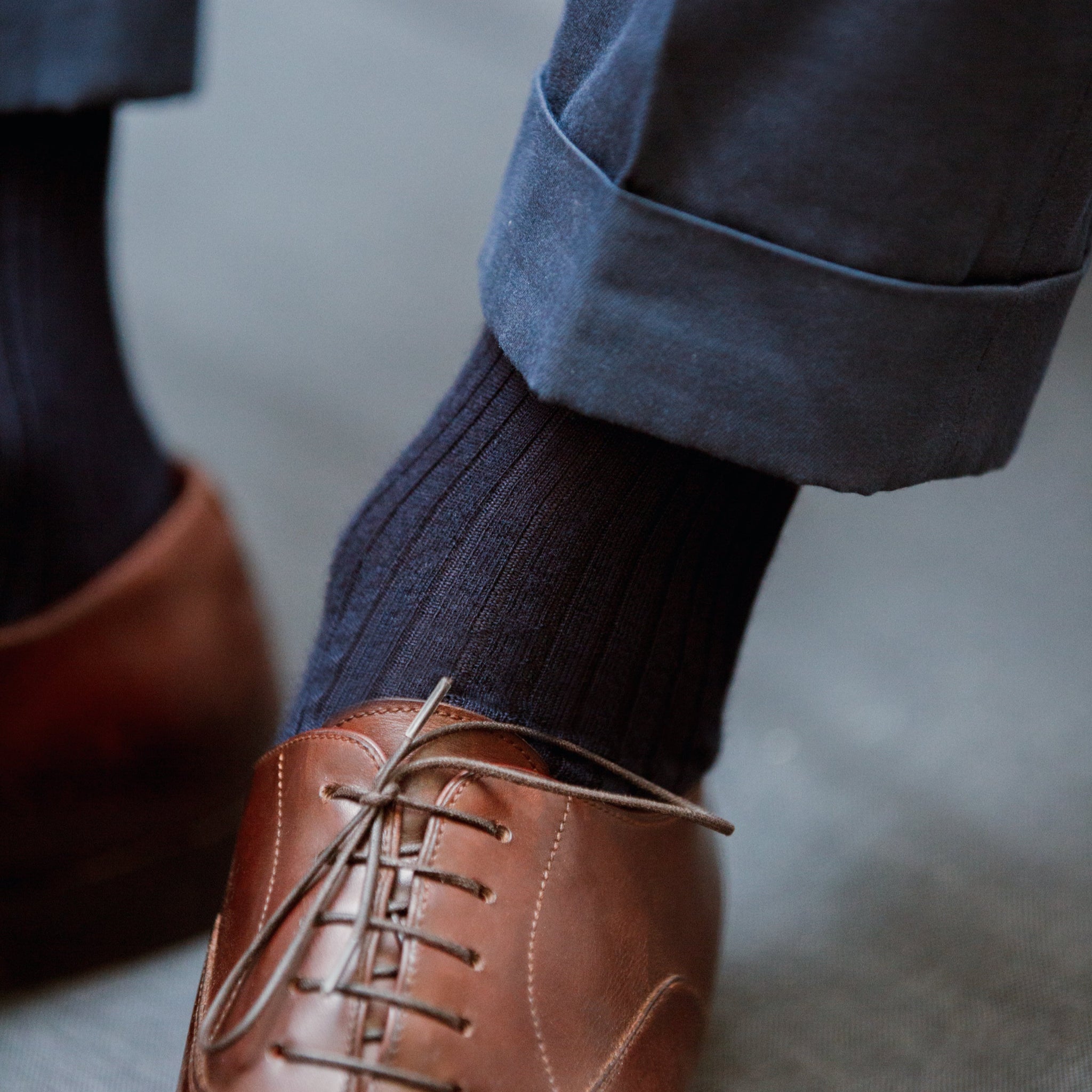 Chaussettes bleu marine en cachemire et soie particulièrement fines, douces et chaudes. À porter en hiver dans des chaussures de ville. Modèle mi-bas (hautes) de la marque mazarin, pour homme et femme : pointures du 36 au 45.