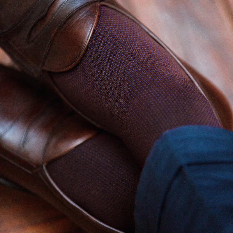 Chaussettes au motif caviar de couleur bordeaux et bleu, en 100% fil d'Écosse. Mi-bas (chaussettes hautes) pour homme de la marque Mazarin. Fines, douces, durables. Pointures : du 39 au 46 