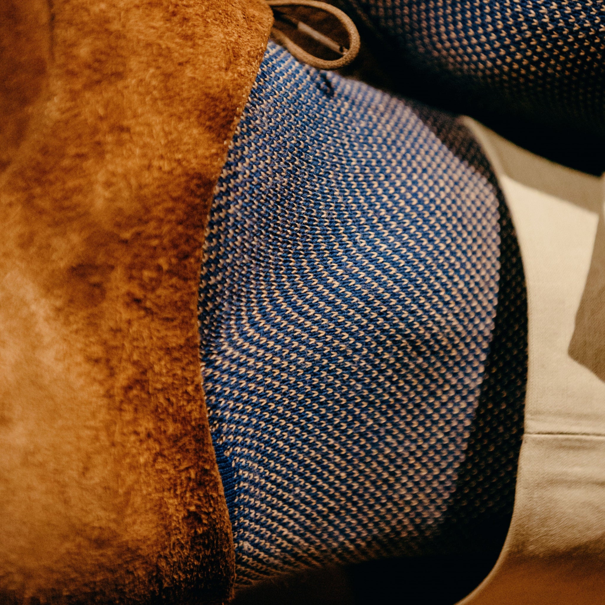 Chaussettes Mazarin motif caviar bleu & sable de la gamme super-solide en fil d'écosse. Chaussettes pour homme mi-bas (hautes), résistantes à l'usure grâce au renfort en polyamide, épaisseur intermédiaire, idéales à porte en toute saison dans des chaussures de ville. Pointues : du 39 au 47.