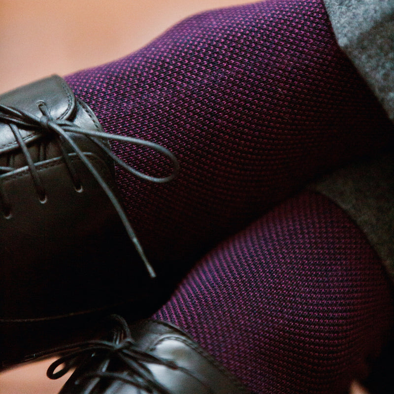 Chaussettes motif caviar bleu marine et bordeaux en fil d'écosse super-solide de la marque Mazarin. Très résistantes à l'usure, renforcées en polyamide, épaisseur intermédiaire, idéales pour toutes les saisons. Pointures : du 39 au 47. 