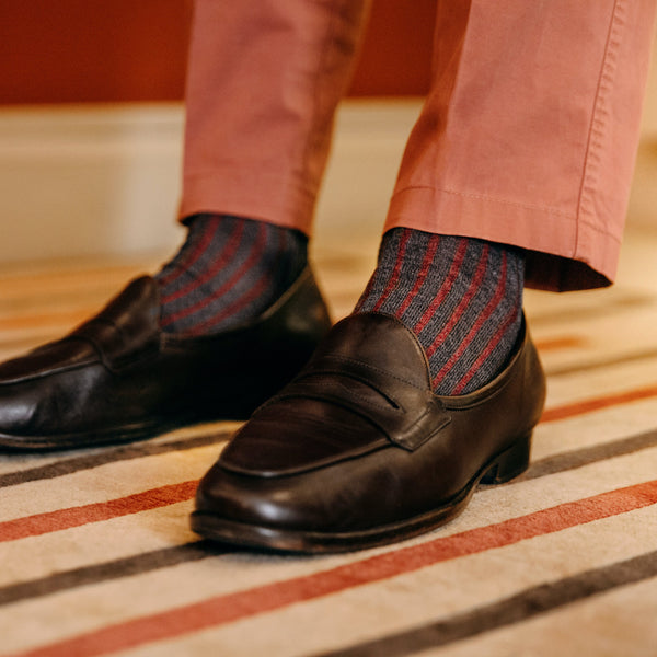 Chaussettes grises à rayures bordeaux en fil d'écosse super-solide de Mazarin, hauteur mi-mollet (hautes). Modèle pour homme, fabriqué en Italie, renforcé en polyamide, résistant à l'usure. A porter en toute saison.  Pointures : du 39 au 47.