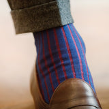 Chaussettes bleu outremer à côtes colorées rouges de la gamme super-solide en fil d'écosse de Mazarin. Chaussettes mi-bas (hautes) pour homme à porter toute l'année. Modèle très résistant à l'usure et aux frottements grâce au renfort en polyamide, épaisseur intermédiaire, très confortable. Pointures : du 39 au 47.