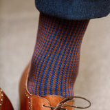 Chaussettes motif pied-de-poule nuit et noisette en fil d'écosse super-solide de Mazarin. Fabriquées en Italie, chaussettes mi-mollet (courtes) pour homme, renforcées en polyamide, d'épaisseur intermédiaire, à porter en toute saison. Pointures : du 39 au 47.