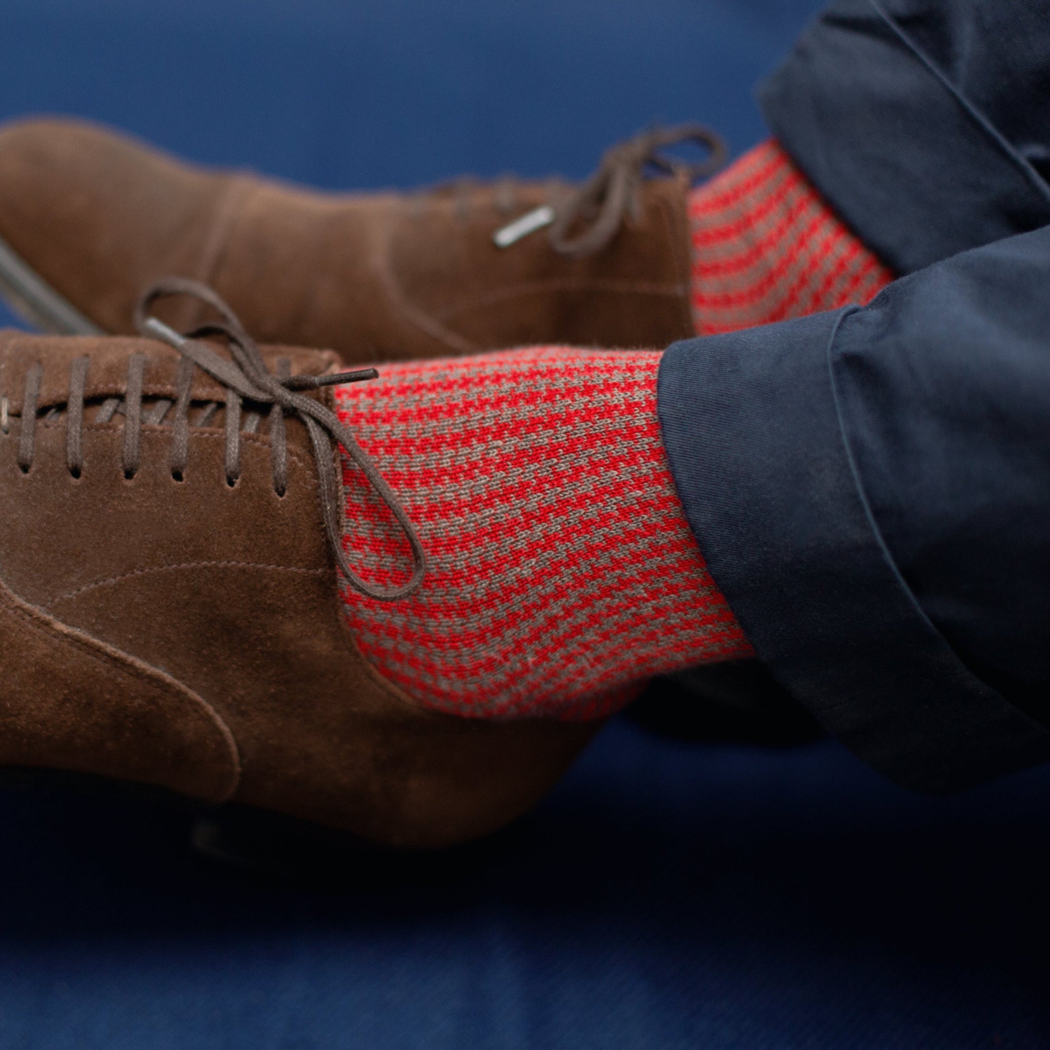 Chaussettes motif pied-de-poule taupe et rouge en fil d'écosse renforcé en polyamide de la gamme super-solide de Mazarin. Chaussettes pour homme mi-bas (hautes) très résistantes à l'usure et aux frottements, à porter en toute saison. Poinutres : du 39 au 47.