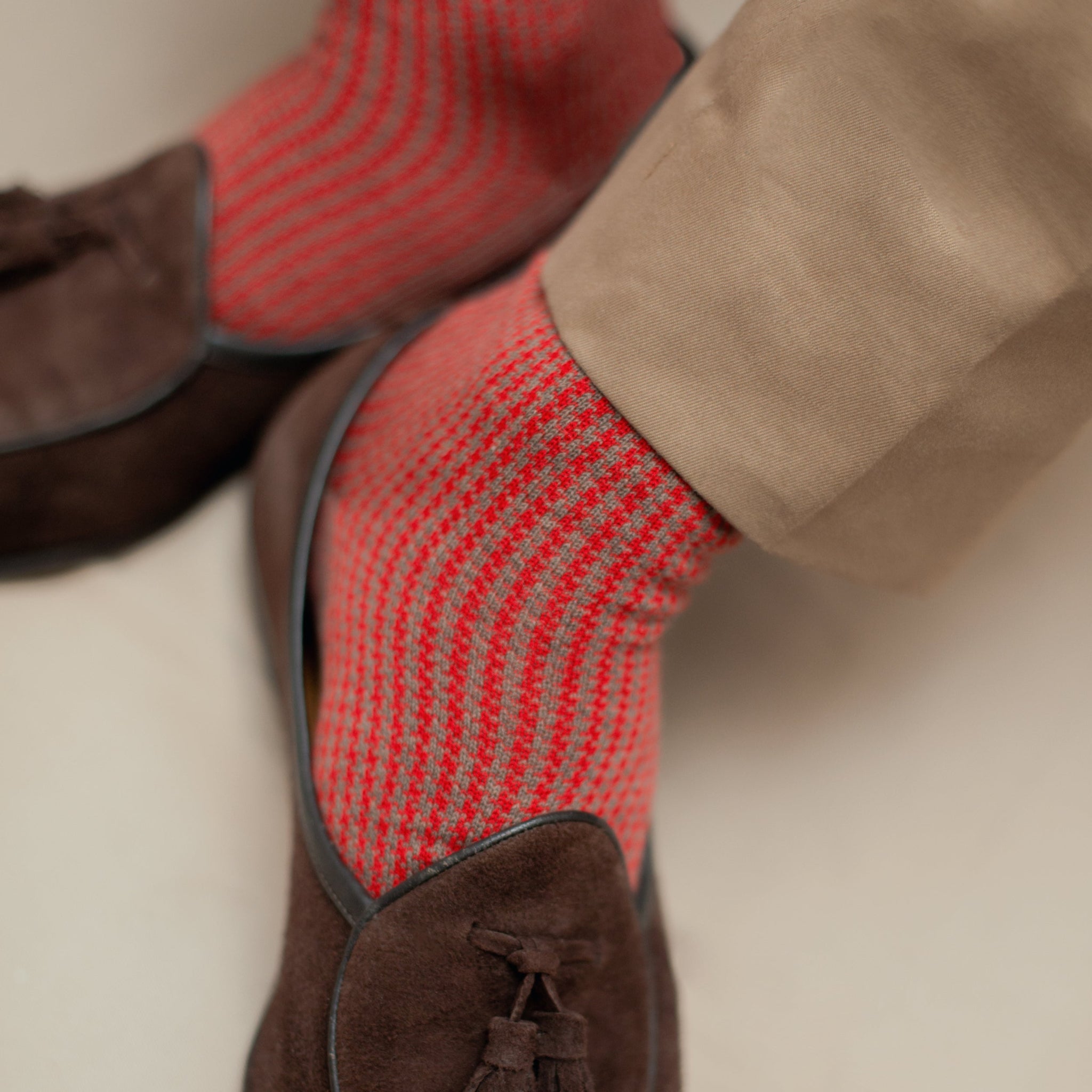 Chaussettes motif pied-de-poule taupe et rouge en fil d'écosse renforcé en polyamide de la gamme super-solide de Mazarin. Chaussettes pour homme mi-bas (hautes) résistantes à l'usure, à porter en toute saison. Pointures : du 39 au 47.