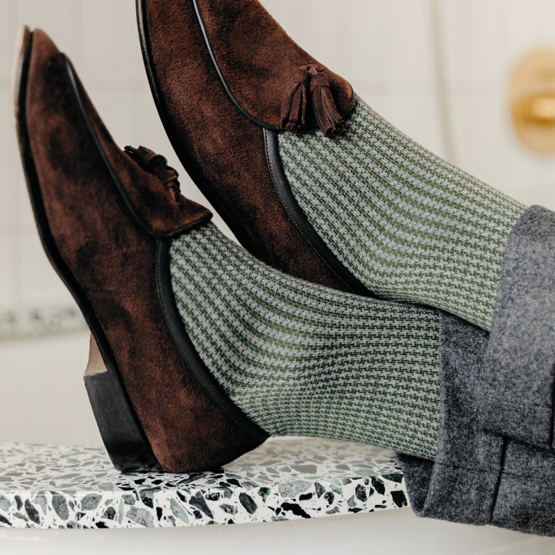 Chaussettes motif pied-de-poule vert et gris clair pour homme, hauteur mi-bas (hautes). Modèle en fil d'écosse renforcé en polyamide de la gamme super-solide de Mazarin. Chaussettes d'épaisseur intermédiaire, très robustes, résistantes à l'usure et aux frottements grâce au renfort en polyamide. A porter en toute saison. Pointures : du 39 au 45.