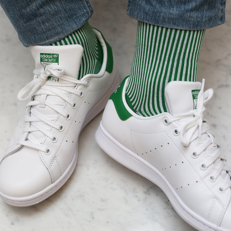 Chaussettes rayées vert et blanc de la gamme super-solide en fil d'écosse de Mazarin. Chaussettes mi-mollet (courtes) les plus solides et résistantes à l'usure, renforcées en polyamide, d'épaisseur intermédiaire. Pointures : du 39 au 47.