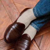 Chaussettes en liane super-solide couleur beige clair, tricotées en Italie par la marque Mazarin. Modèle de chaussettes mi-mollet (courtes), pour homme, idéales pour l'hiver. Modèle chaud, doux, résistant à l'usure et aux frottements. Pointures : du 36 au 47.