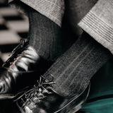 Chaussettes gris anthracite en laine super-solide de la marque Mazarin. Gamme de chaussettes mi-bas (hautes) renforcée en polyamide et très résistante à l'usure. Modèle pour homme, pointures du 39 au 47. Existe en d'autres coloris. Idéales pour l'hiver en ville.
