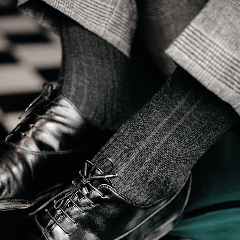 Chaussettes gris anthracite en laine super-solide de la marque Mazarin. Gamme de chaussettes mi-bas (hautes) renforcée en polyamide et très résistante à l'usure. Modèle pour homme, pointures du 39 au 47. Existe en d'autres coloris. Idéales pour l'hiver en ville.