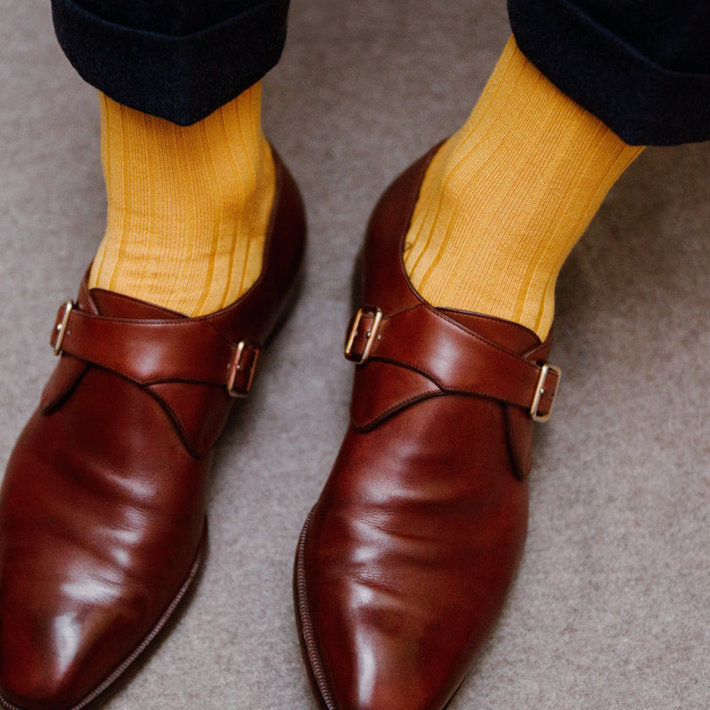 Chaussettes jaune en laine super-solide, renforcées en polyamide, très résistantes à l'usure, de la marque Mazarin. Chaussettes mi-bas (hautes) idéales pour l'hiver : chaudes, douces, d'épaisseur intermédiaire parfaites pour des chaussures de ville. Modèle pour homme, pointures du 39 au 47.