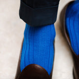 Chaussettes bleu roi en laine super-solide très résistantes à l'usure, marque Mazarin. Chaussettes homme (pointures du 39 au 47), mi-bas (hautes), chaudes et d'épaisseur intermédiaire. Existe en d'autres coloris. A porter en hiver dans des chaussures du ville.
