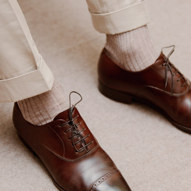 Chaussettes en cachemire et soie couleur beige clair de la marque Mazarin. Idéales pour l'hiver à porter dans des chaussures de villes, elles sont chaudes douces et fines. Modèles mi-bas (chaussettes hautes) pour homme et pour femme : pointures du 36 au 45.