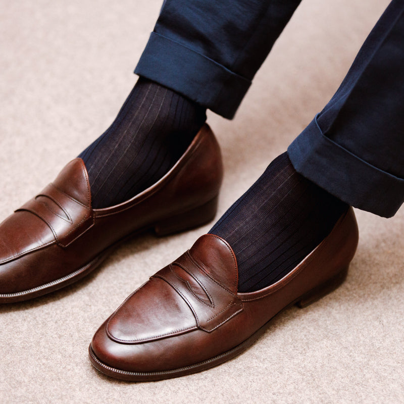 Chaussettes à côtes bleu marine en 100% soie. Modèle de mi-bas (hautes) pour homme, de la marque Mazarin. Grande finesse, très douces et confortables. Pointures : du 38 au 45 