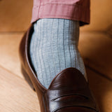 Chaussettes de couleur gris clair en 100% fil d'Écosse. Modèle de mi-bas (chaussettes hautes) pour homme de la marque Mazarin. Douces, légères et élégantes, à associer avec un costume gris clair ou bleu marine. Pointures : du 39 au 46