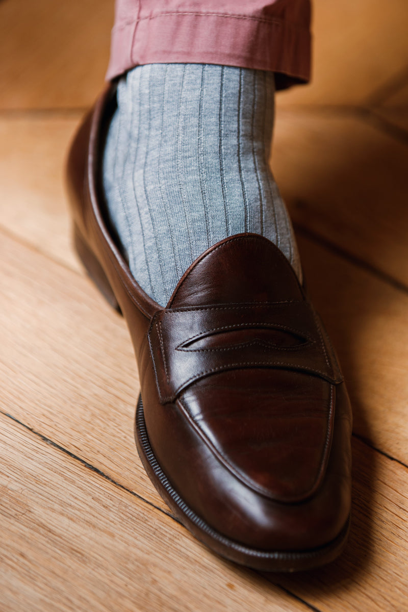 Chaussettes de couleur gris clair en 100% fil d'Écosse. Modèle de mi-bas (chaussettes hautes) pour homme de la marque Mazarin. Douces, légères et élégantes, à associer avec un costume gris clair ou bleu marine. Pointures : du 39 au 46