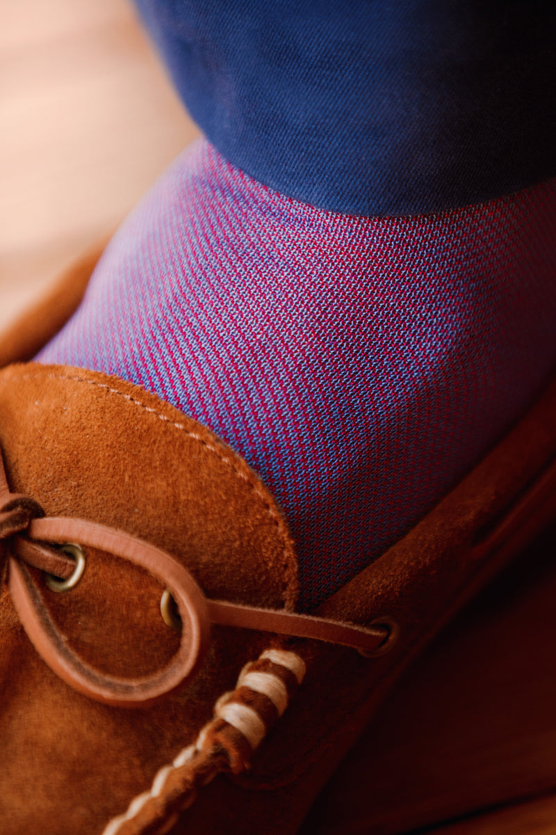 Chaussettes au motif caviar de couleur bleu-ciel et framboise en 100% fil d'Écosse. Modèle pour homme de mi-bas ( chaussettes hautes) de la marque Mazarin. Très fines et douces au toucher, se portent à toutes les saisons avec des teintes marrons, beiges, bleues. Pointures : du 39 au 46.