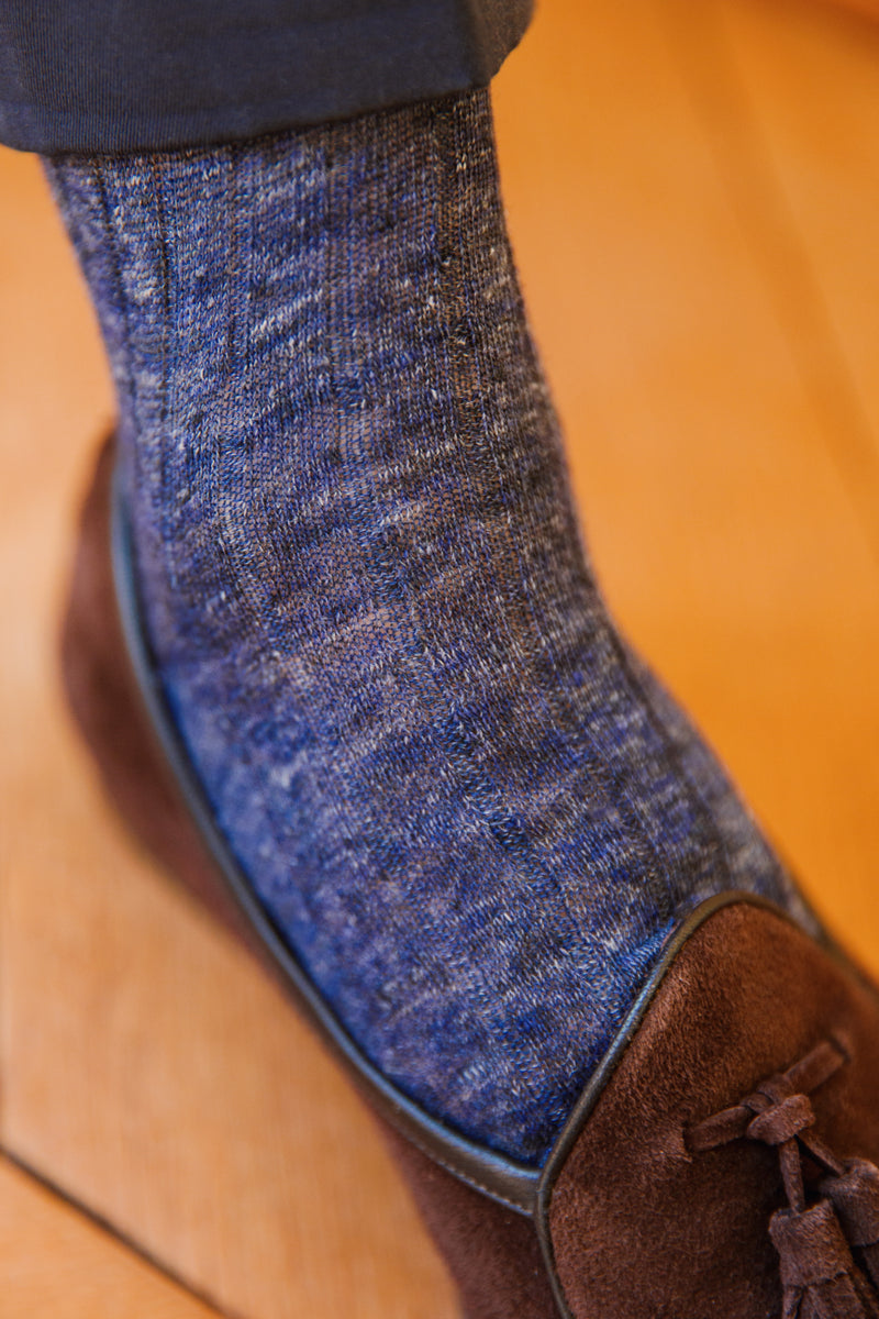 Chaussettes en lin bleu chiné. Hauteur mi-bas (chaussettes hautes), modèle pour homme de la marque Bresciani. Chaussettes très aérées et robustes. Idéale pour la saison estivale, elles se portent avec des chaussures de ville. Pointures : du 39 au 45.
