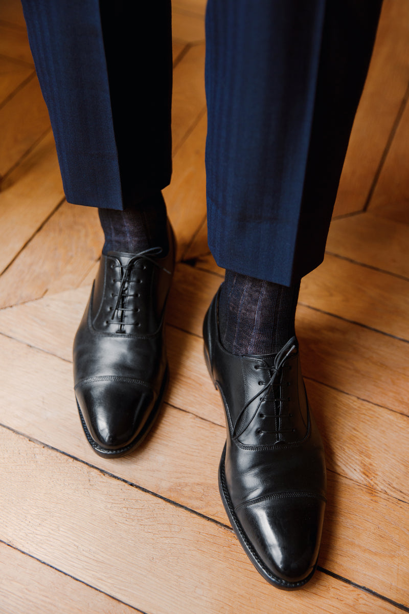 Chaussettes noires en lin de la marque Bresciani. Modèle pour homme hauteur mi-bas (chaussettes hautes). Chaussettes résistantes et très aérées, épaisseur fine, idéale pour des chaussures de ville. Pointures : du 39 au 45.