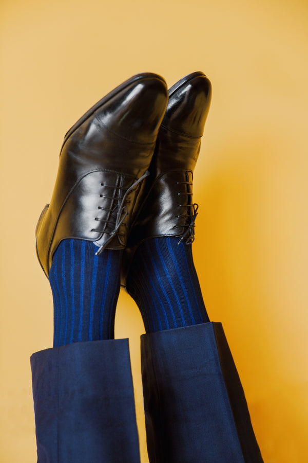 Chaussettes bleu marine rayées bleu roi (ou vanisées) de la gamme en fil d'écosse super-solide de la marque Mazarin. Chaussettes pour homme hauteur mi-bas (hautes) très résistantes à l'usure (renfort en polyamide), d'épaisseur intermédiaire pour plus d confort dans des chasusures de ville, à porter en toute saison. Pointures : du 39 au 47.
