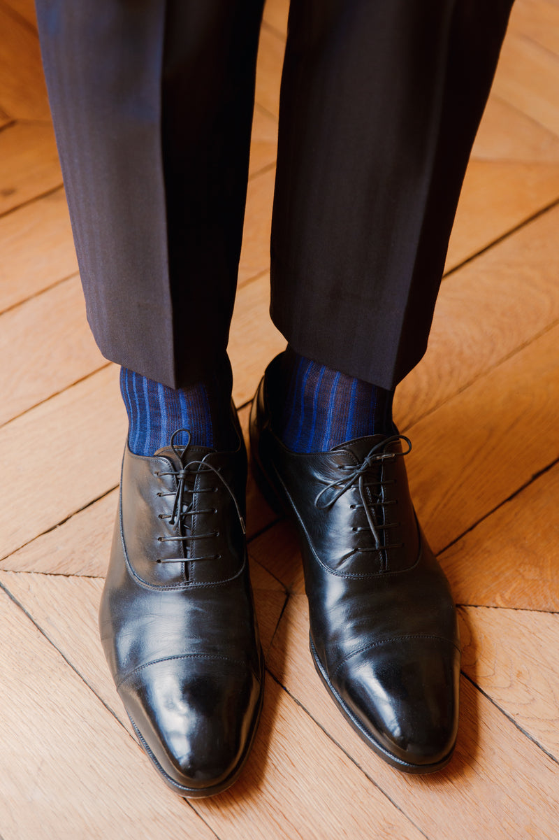 Chaussettes bleu marine aux côtes bleu roi en 100% fil d'Écosse. Modèle de mi-bas (chaussettes hautes) de chez Bresciani. Des chaussettes fines, légères et durable, un toucher net. Adaptées à des chaussures de ville. Pointures : du 39 au 47