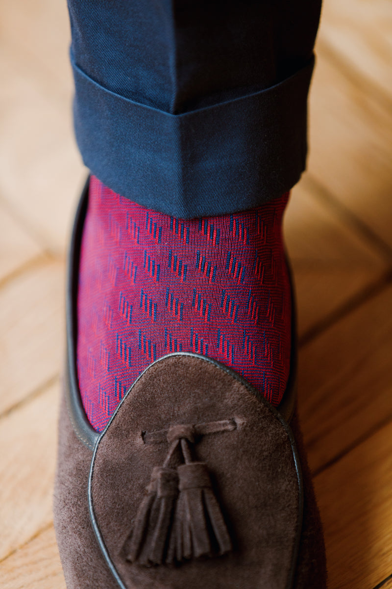 Chaussettes au motif "Royal" bleue et rouge, en 100% fil d'Écosse. Modèle de mi-bas (chaussettes hautes) pour homme de la marque Gallo. Souples, fines et durables. Pointures : du 40 au 45