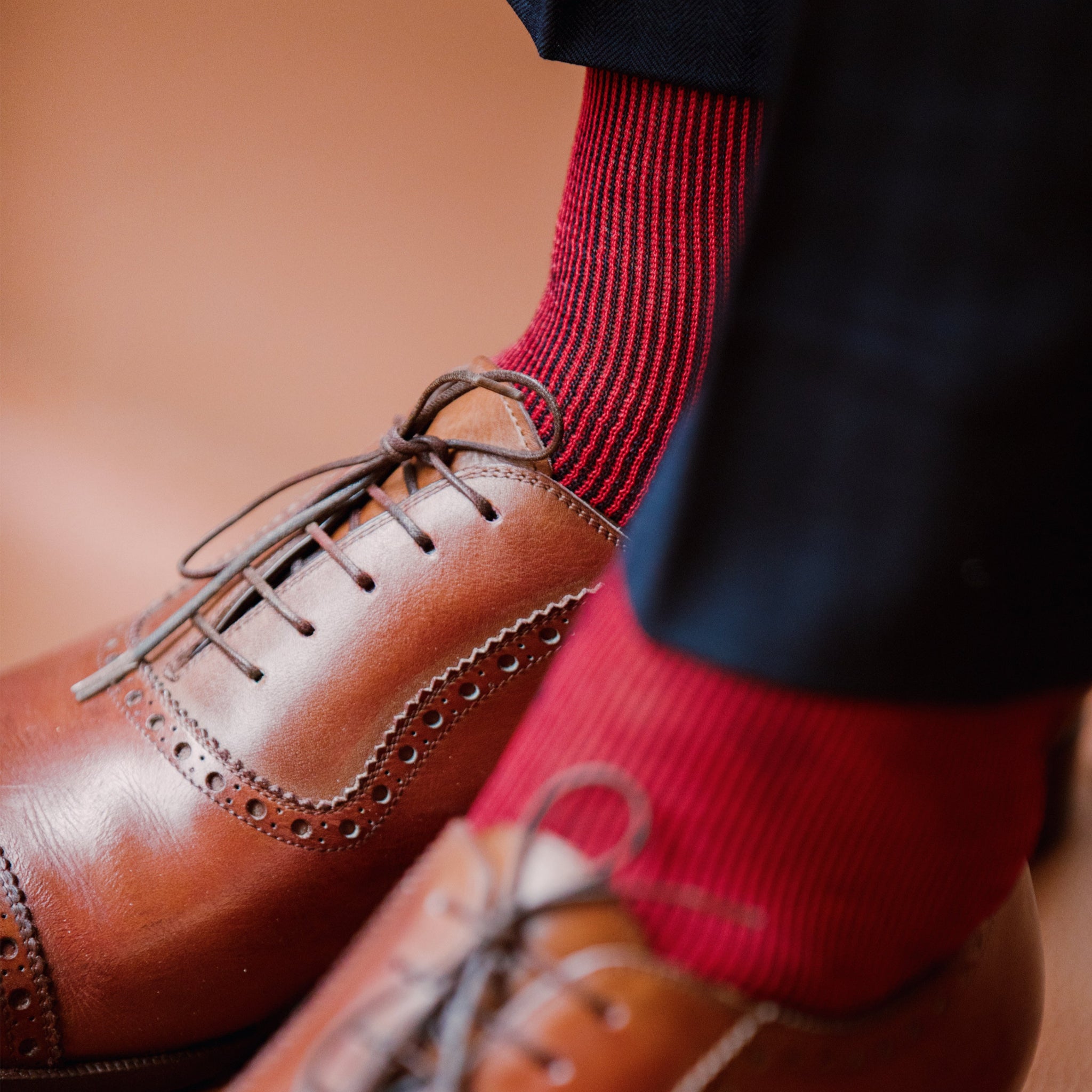 Chaussettes de couleur marine et rouge en 100% fil d'Écosse. Modèle de mi-bas (chaussettes hautes) pour homme de la marque Mazarin. Légères, fines et douces, tout en restant durables. Cette paire se porte en saison intermédiaire avec des chaussures de ville. Pointures : du 39 au 46