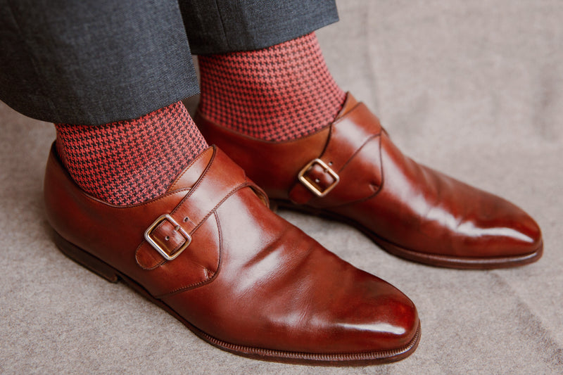 Chaussettes au motif pied-de-poule de couleurs gris et corail, en 100% fil d'Écosse. Modèle pour homme de mi-bas (hautes) de la marque Mazarin. Chaussettes légères, fines et durables. Pointures : du 39 au 46