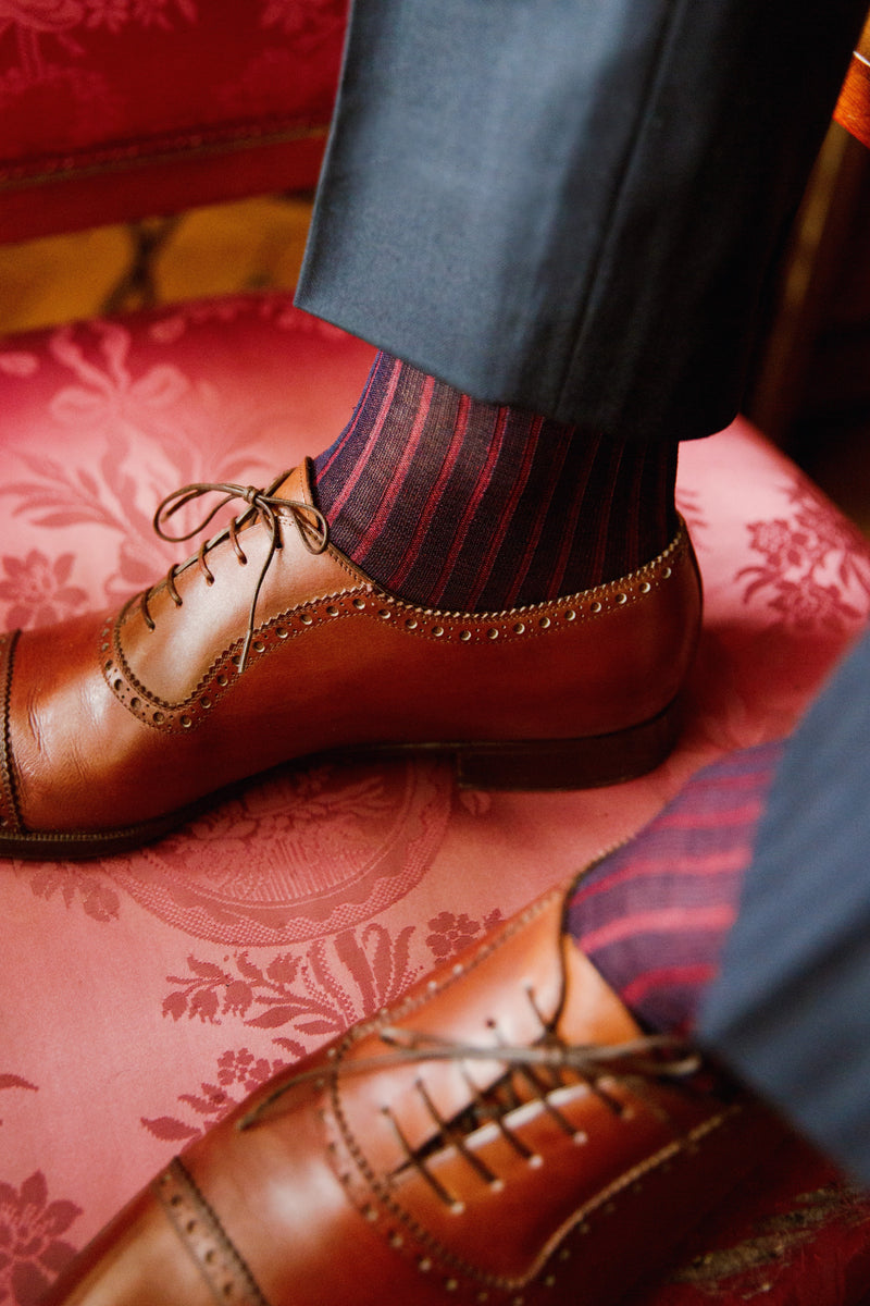 Chaussettes à côte rayées rouge et bleu marine en 100% fil d'Écosse de chez Bresciani. Modèle pour homme de mi-bas (chaussettes hautes). Fine épaisseur, grande légèreté, durables et au toucher net. Bien adaptées pour des chaussures de ville. Pointures : du 39 au 45
