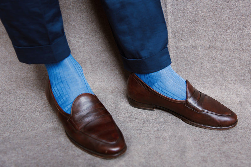 Chaussettes en 100% fil d'Écosse de couleur bleu-ciel. Modèle de mi-bas ( chaussettes hautes) pour homme de la marque Mazarin).  Solides, douces et légères, elles se portent en état ou en saison intermédiaire avec des couleurs claires ou plus contrastées. Pointures : du 36 au 49