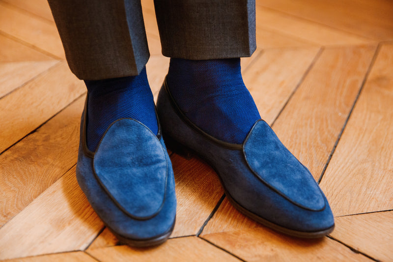 Chaussettes de couleur marine et bleu roi au motif caviar, en 100% fil d'Écosse. Mi-bas (montantes jusqu'au genoux) pour homme de la marque Mazarin. Souples et légères, ces chaussettes sont adaptées à n'importe quelle tenue. Pointures : du 39 au 46 