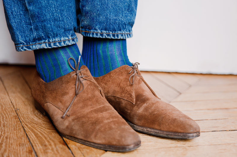 Chaussettes vanisées de couleur bleu roi à rayures vertes en 100% fil d'Écosse. Modèle pour homme de mi-bas (chaussettes hautes) de la marque Bresciani. Chaussettes douces, souples et légères à associer sur un jean, un chino, un costume bleu marine. Pointures : du 39 au 45