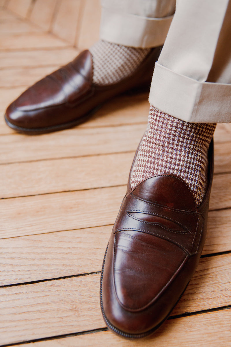 Chaussettes au motif pied-de-poule de couleur chocolat et beige en 100% fil d'Écosse. Modèle de mi-bas (chaussettes longues) pour homme de la marque Bresciani. Chaussettes durables, fines et douces. S'associent avec une paire de chaussures de ville Pointures : du 39 au 45.