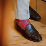 Chaussettes vanisées de couleurs rouge et bleu ciel, en 100% fil d'Écosse. Modèle pour homme de mi-bas (chaussettes hautes) de la marque Bresciani.  Des chaussettes réversibles, légères et douces qui s'associent très bien à un chino beige, des souliers marrons. Pointures : du 39 au 45.