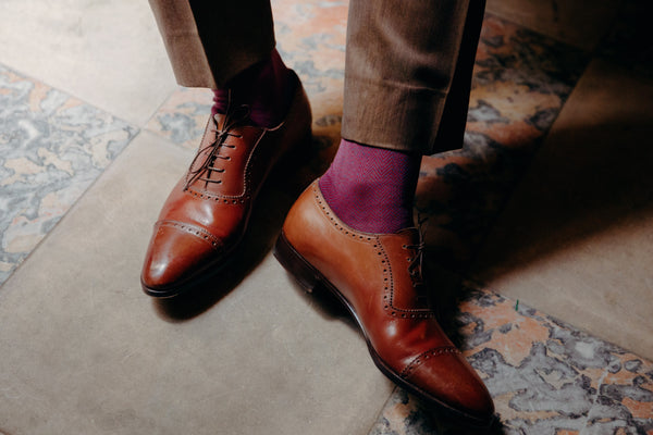 Chaussettes au motif chevrons, de couleurs bleu gris et carmin, en 100% fil d'Écosse. Chaussettes mi-bas (hautes) pour homme, de la marque Mazarin. Fines, douces, durables. Pointures : du 39 au 46  