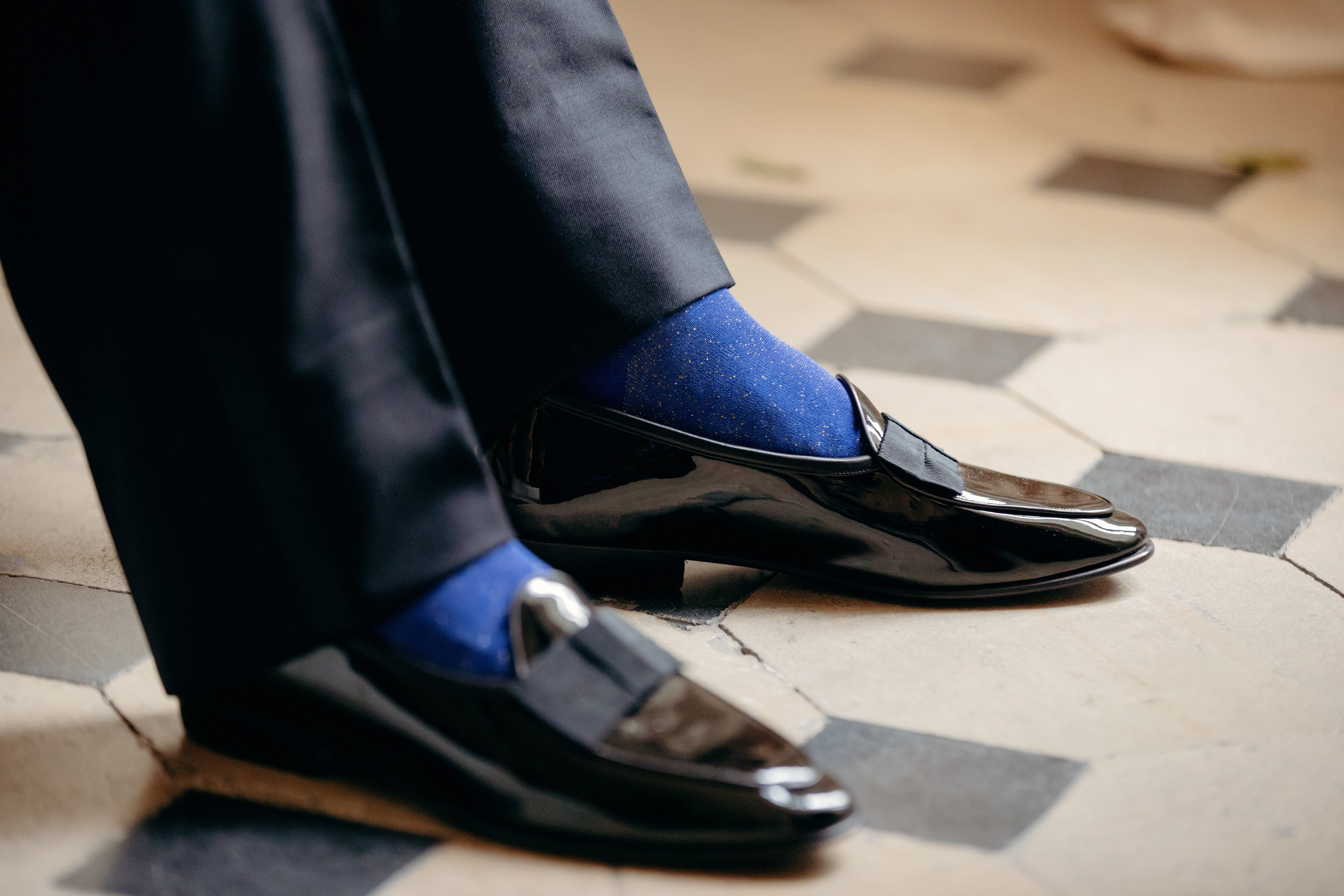 Chaussettes de couleur bleu roi avec un effet léger de paillettes dorées, en 80% coton, 10% polyamide, 10% polyester. Modèle de mi-bas (hautes) pour homme, de la marque Bresciani. Fines, douces et durables. Pointures : du 39 au 45