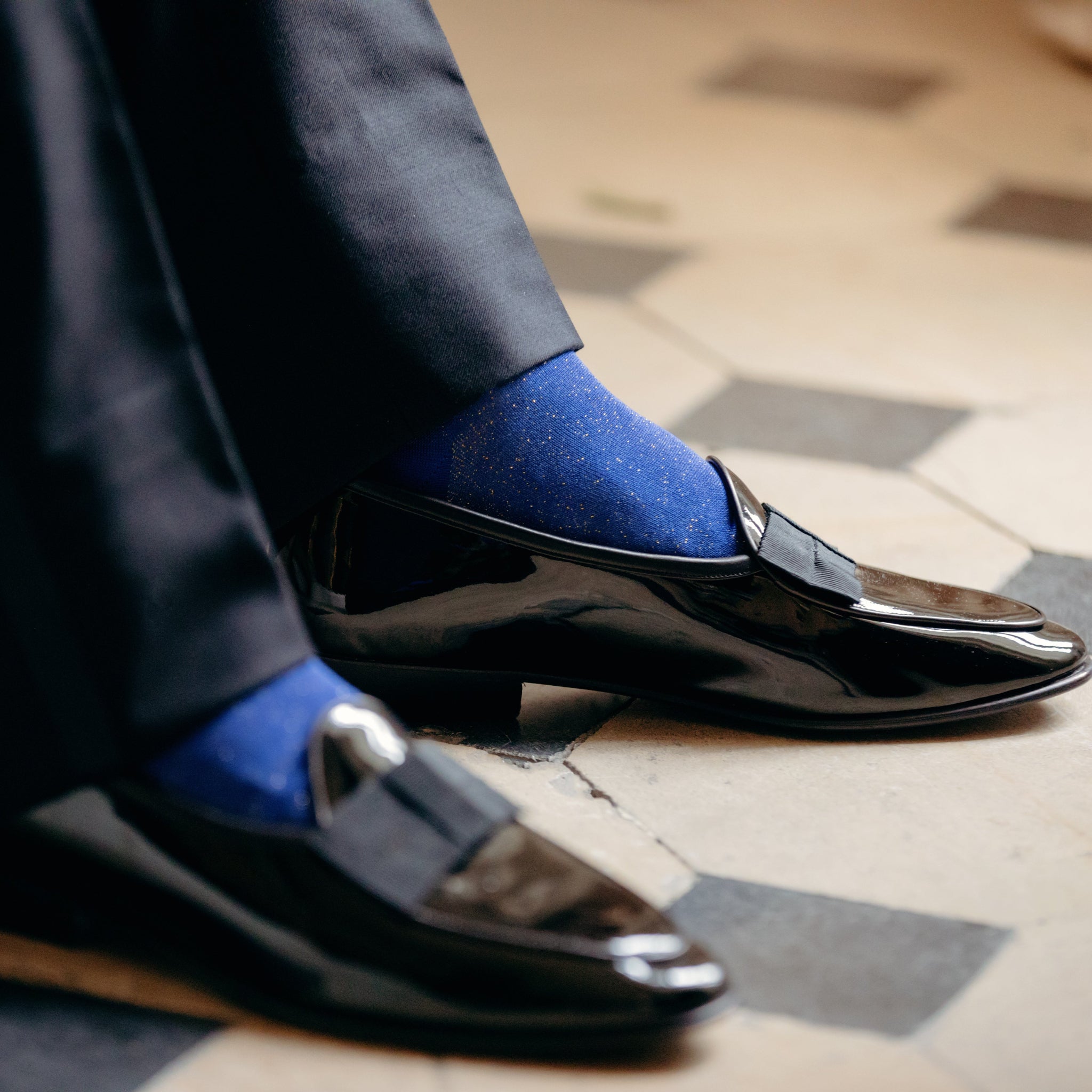 Chaussettes de couleur bleu roi au motif lurex doré, en 80% coton, 10% polyamide, 10% polyester. Modèle de mi-mollet (courtes) pour homme de la marque Bresciani. Fines et légères. Pointures : du 39 au 45
