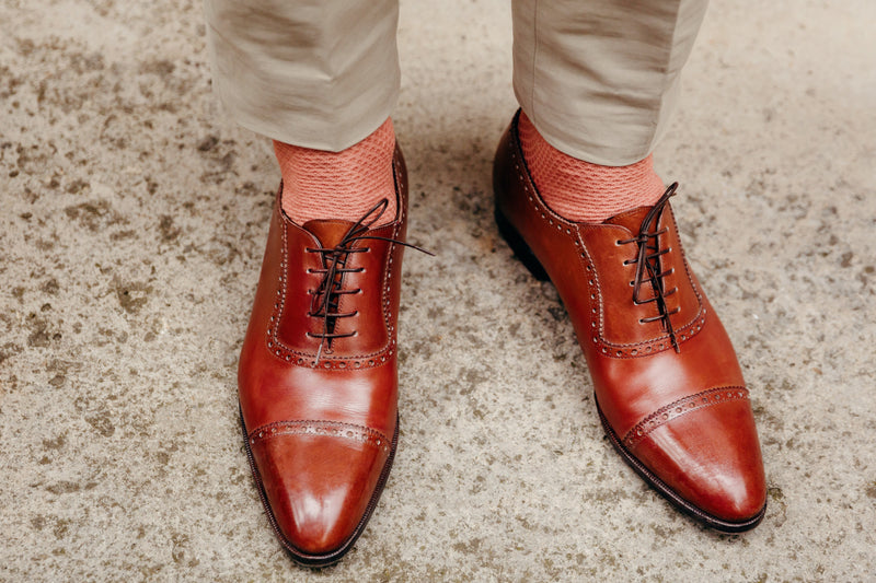 Chaussettes à motif "écailles", couleur rose saumon, en 100% fil d'Écosse. Mi-bas (hautes) pour homme, de la marque Bresciani. Chaussettes légères, fines et douces. Pointures : du 39 au 45 