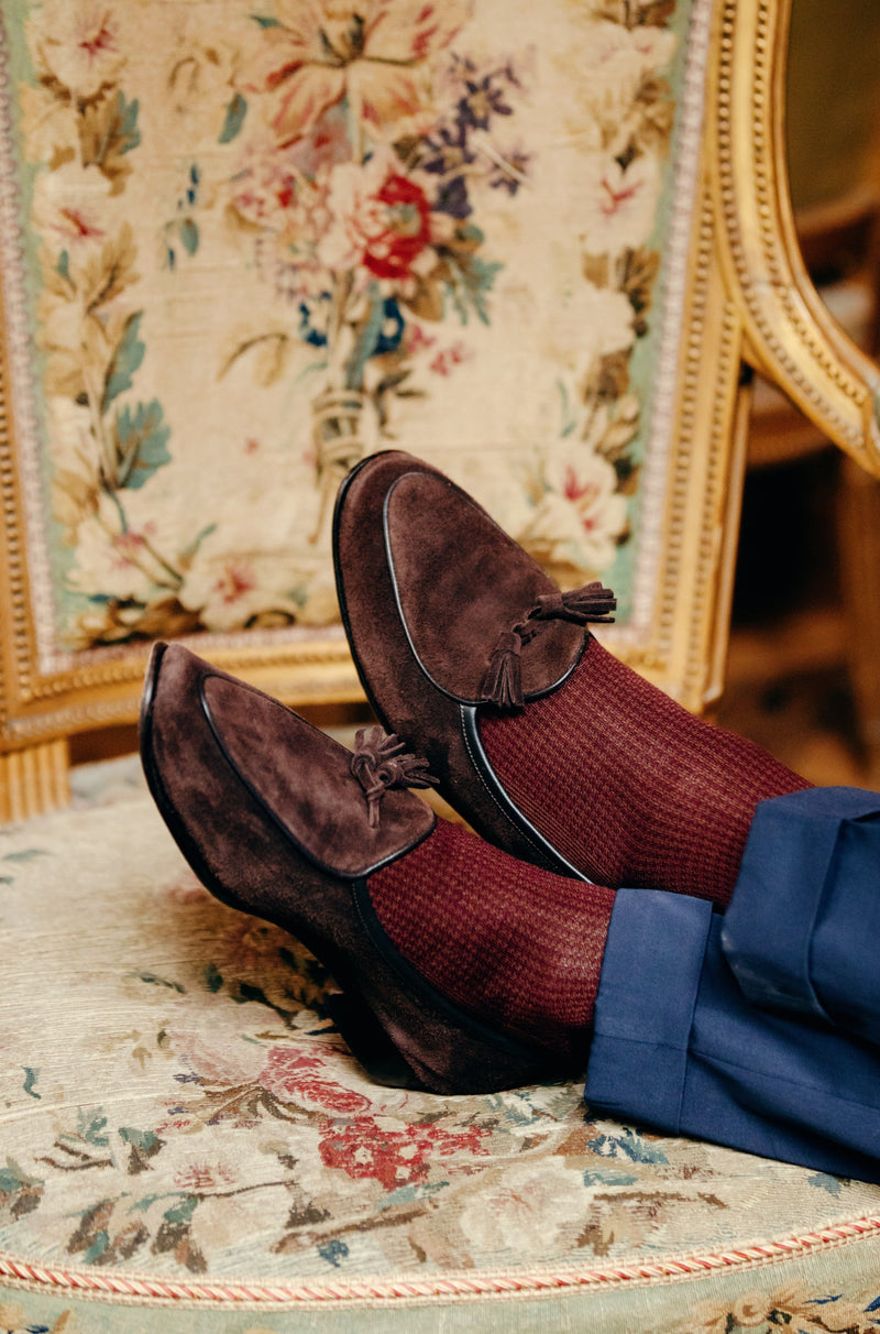 Chaussettes au motif pied-de-poule, de couleurs marron et bordeaux en 100% fil d'Écosse. Modèle de mi-bas (chaussettes hautes) pour homme, de la marque Mazarin. Douces, fines, légères et durables. Pointure : du 39 au 46