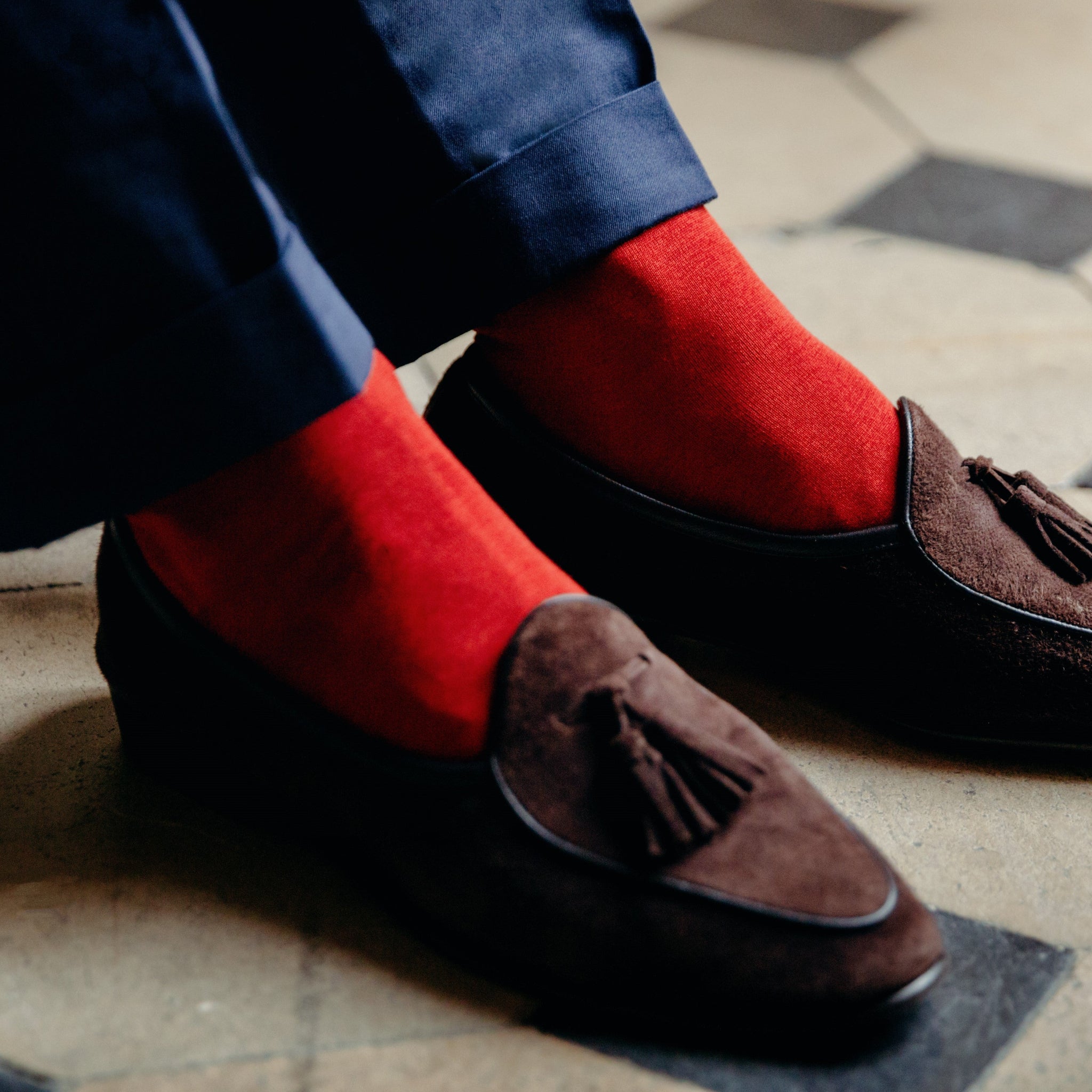 Chaussettes de couleur rouge vif en 80% soie, 18% polyamide et 2% élasthanne. Modèle pour homme de mi-mollet (courtes), de la marque Mazarin. Chaussettes fines, douces, thermorégulatrices. Pointures : du 41 au 44