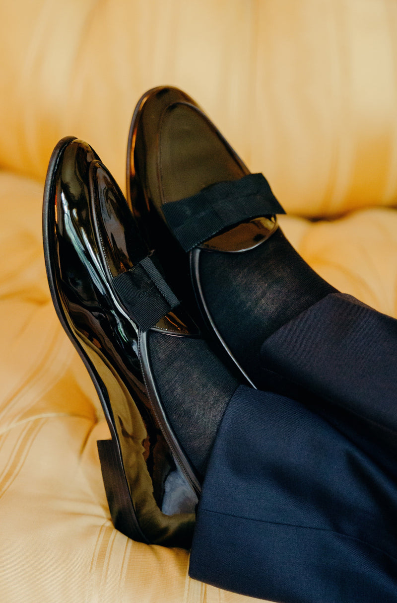 Chaussettes lisses noires en 100% soie. Modèle mi-bas (hautes) pour homme, de la marque Gamarelli. Très fines, douces, et thermorégulatrices. Pointures : du 36 au 49
