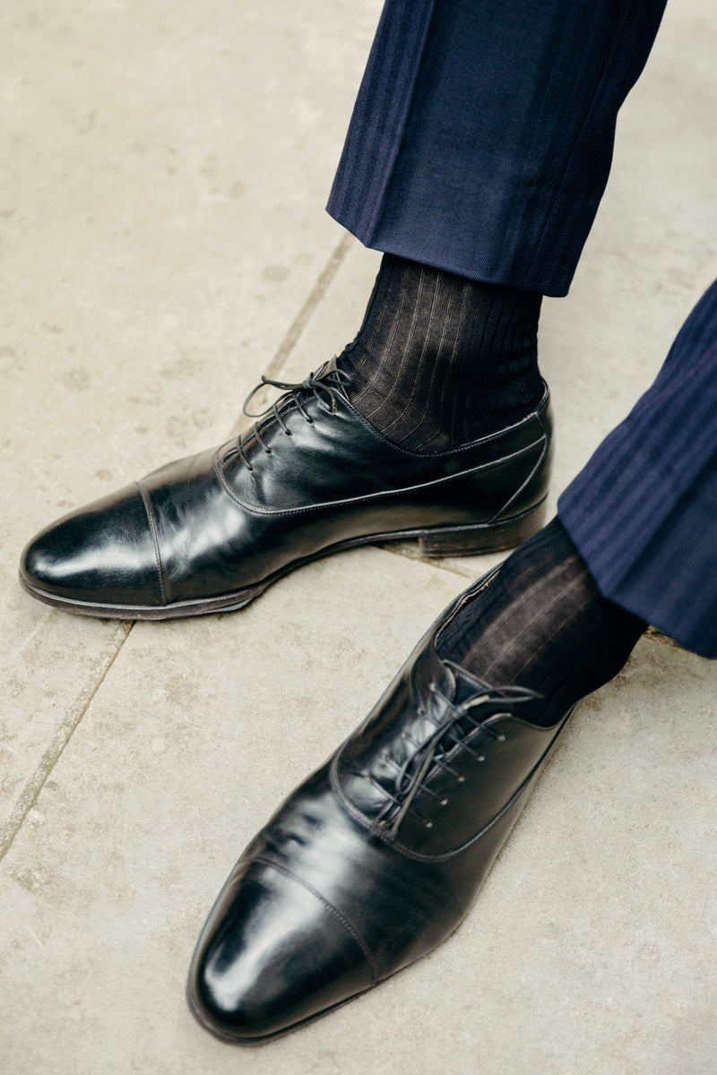 Chaussettes noire en 100% fil d'écosse fin et léger de la marque Gammarelli, à porter toute l'année. Chaussettes mi-mollet (courtes), pour homme et femme du 38 au 49. Fabriquées en Italie.