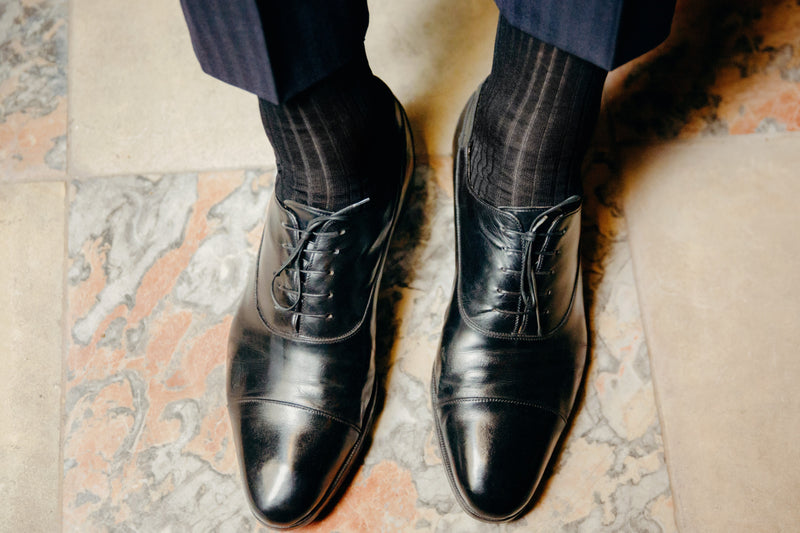 Chaussettes noires de chez Gamarelli en 100% fil d'Écosse. Modèle de mi-bas  (chaussettes hautes) pour homme. Des chaussettes légères et durables, fines, au toucher net.  Idéale pour des chaussures de ville sur une tenue habillée. Pointures : du 36 au 49.