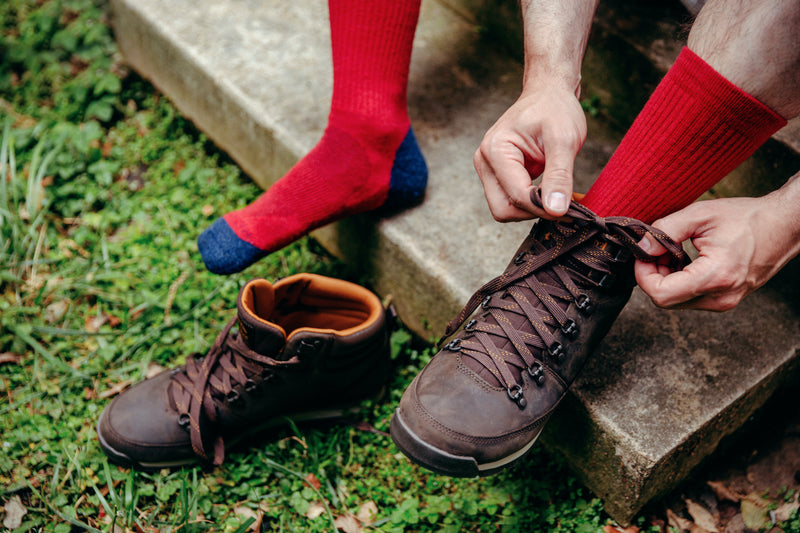 Chaussettes de couleurs rouge vif et bleu acier, en  65% laine, 33% polyamide, 2% élasthanne. Modèle de chaussettes de randonnées hauteur mi-mollet (courtes), de la marque Mazarin. Chaudes, robustes et confortables. Pointures : du 36 au 45 