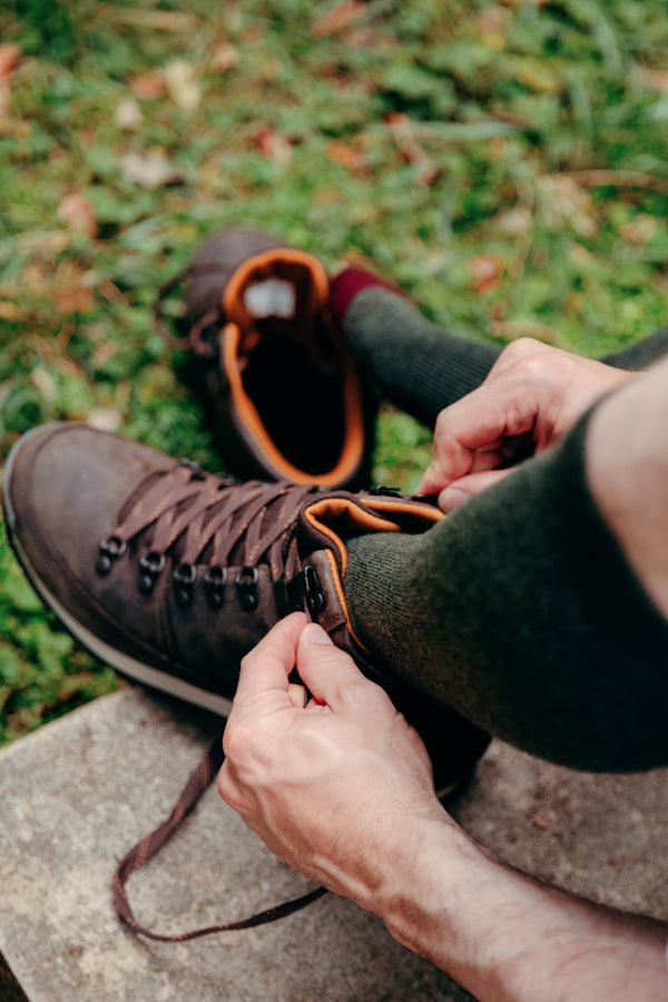 Chaussettes de couleur kaki et bordeaux, en 65% laine, 33% polyamide, 2% élasthanne. Modèle de chaussettes de randonnées, hauteur mi-bas (hautes) de la marque Mazarin. Chaudes, robustes et confortables. Pointures : du 36 au 45